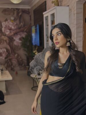 Eisha Singh Instagram - काली साड़ी से रिश्ता पुराना है… 🖤
#IYKYK
.
.
.
#EishaSingh #EishasTribe #saree