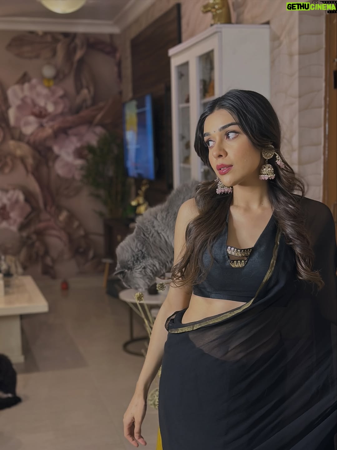 Eisha Singh - 453.7K Likes - काली साड़ी से रिश्ता पुराना है… 🖤
#IYKYK
.
.
.
#EishaSingh #EishasTribe #saree