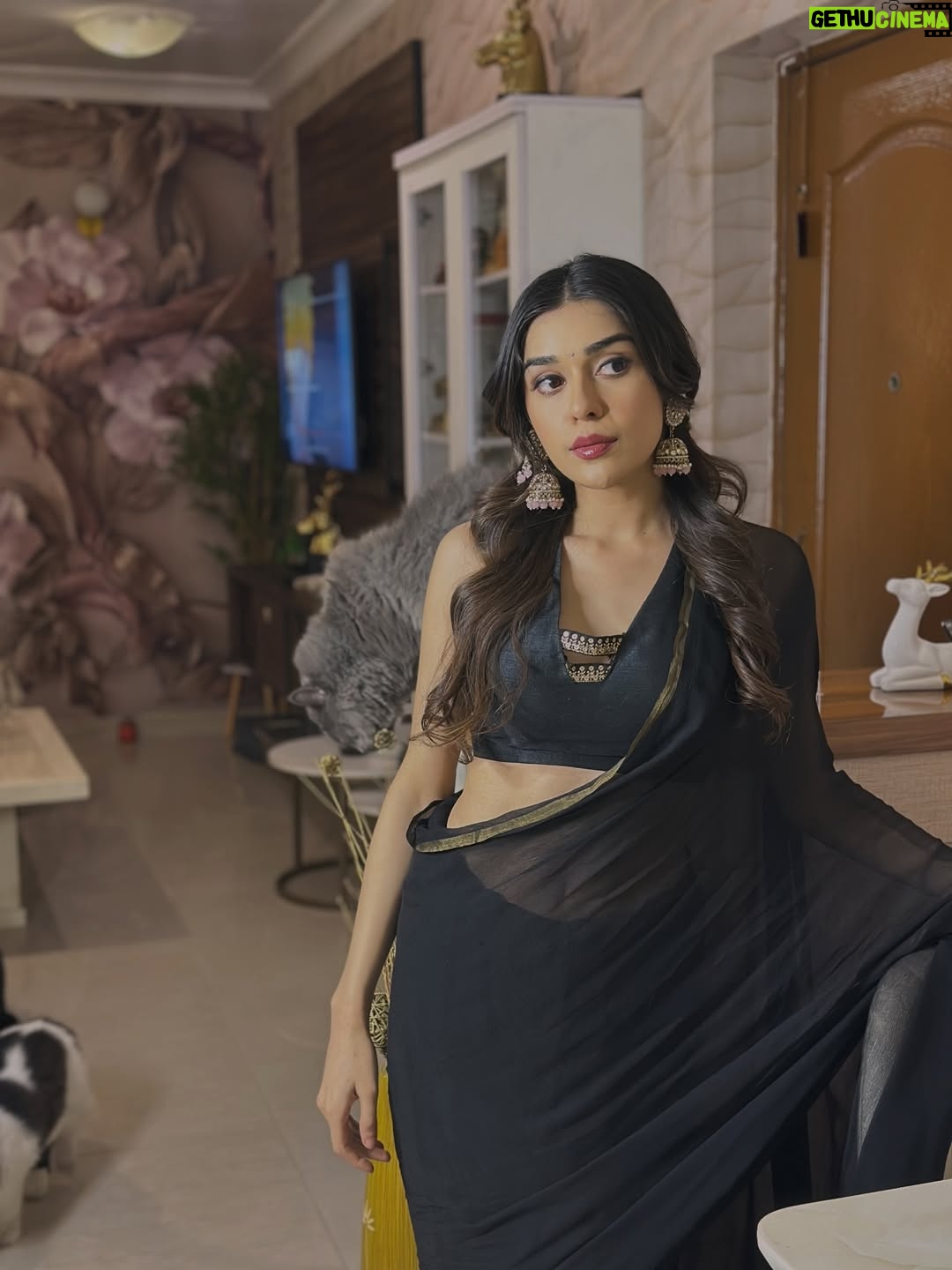 Eisha Singh - 453.7K Likes - काली साड़ी से रिश्ता पुराना है… 🖤
#IYKYK
.
.
.
#EishaSingh #EishasTribe #saree