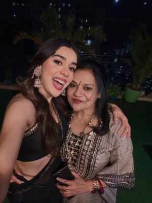 Eisha Singh Instagram - काली साड़ी से रिश्ता पुराना है… 🖤
#IYKYK
.
.
.
#EishaSingh #EishasTribe #saree