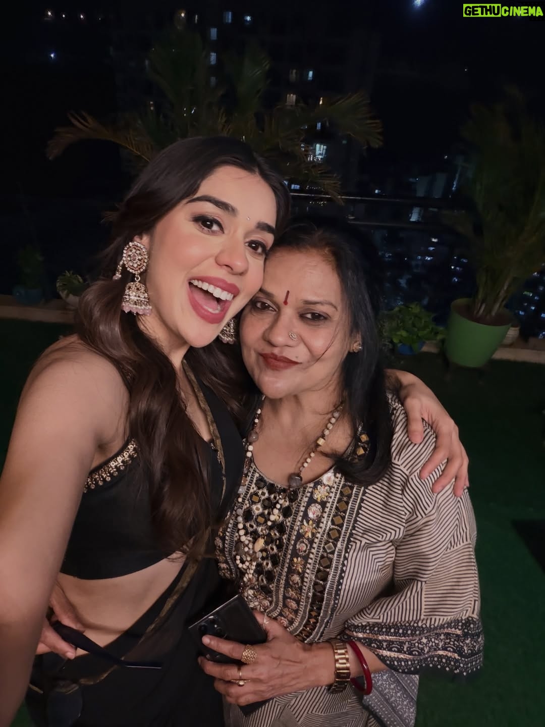 Eisha Singh - 453.7K Likes - काली साड़ी से रिश्ता पुराना है… 🖤
#IYKYK
.
.
.
#EishaSingh #EishasTribe #saree