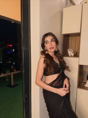 Eisha Singh Instagram - काली साड़ी से रिश्ता पुराना है… 🖤
#IYKYK
.
.
.
#EishaSingh #EishasTribe #saree