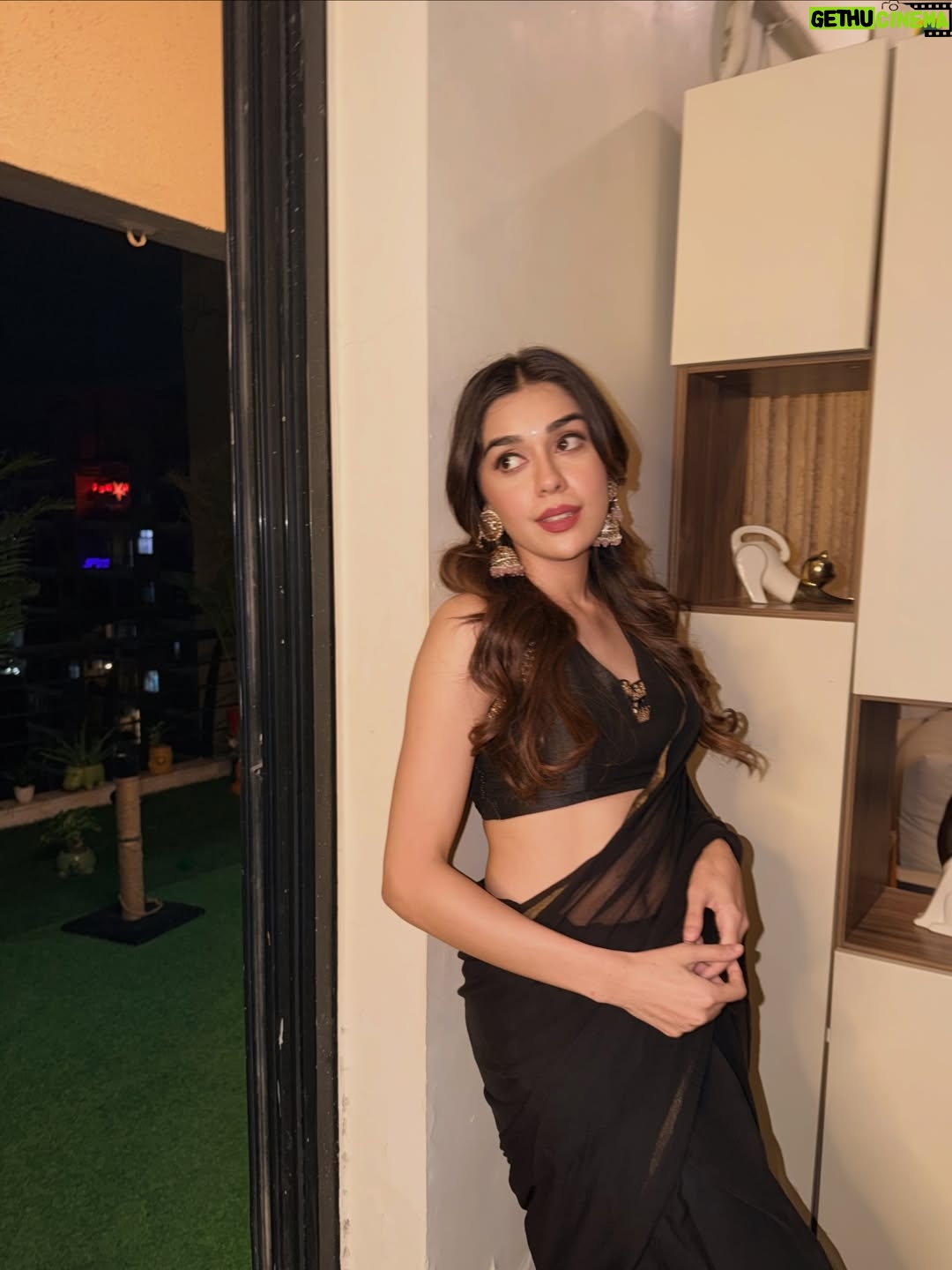Eisha Singh - 453.7K Likes - काली साड़ी से रिश्ता पुराना है… 🖤
#IYKYK
.
.
.
#EishaSingh #EishasTribe #saree