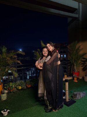 Eisha Singh Instagram - काली साड़ी से रिश्ता पुराना है… 🖤
#IYKYK
.
.
.
#EishaSingh #EishasTribe #saree