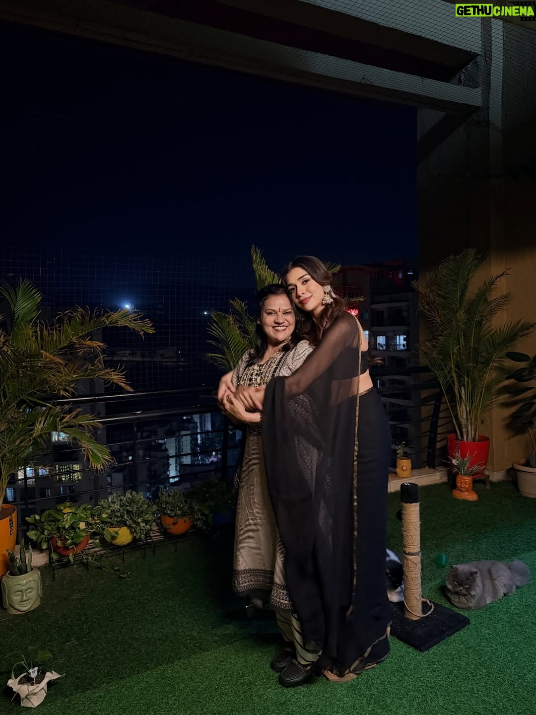 Eisha Singh - 453.7K Likes - काली साड़ी से रिश्ता पुराना है… 🖤
#IYKYK
.
.
.
#EishaSingh #EishasTribe #saree