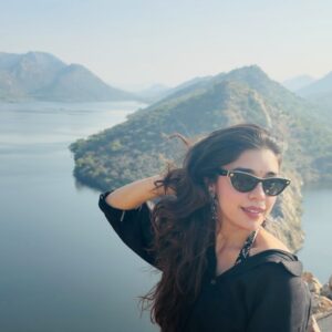 Eisha Singh Instagram - Happy New Year my cuties! ❤️

Here’s to good vibes, good people, lots of laughter, good food, and even better memories 😄… क्योंकि कितनी हसीन है ये दुनिया 💕
.
.
.
#EishaSingh #EishasTribe #2026