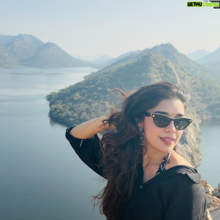 Eisha Singh - 246.6K Likes - Happy New Year my cuties! ❤️

Here’s to good vibes, good people, lots of laughter, good food, and even better memories 😄… क्योंकि कितनी हसीन है ये दुनिया 💕
.
.
.
#EishaSingh #EishasTribe #2026