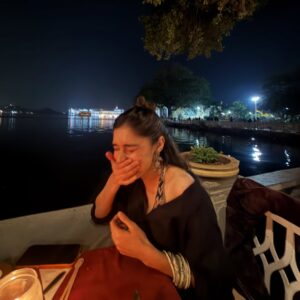 Eisha Singh Instagram - Happy New Year my cuties! ❤️

Here’s to good vibes, good people, lots of laughter, good food, and even better memories 😄… क्योंकि कितनी हसीन है ये दुनिया 💕
.
.
.
#EishaSingh #EishasTribe #2026