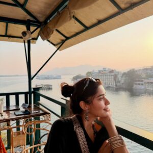 Eisha Singh Instagram - Happy New Year my cuties! ❤️

Here’s to good vibes, good people, lots of laughter, good food, and even better memories 😄… क्योंकि कितनी हसीन है ये दुनिया 💕
.
.
.
#EishaSingh #EishasTribe #2026
