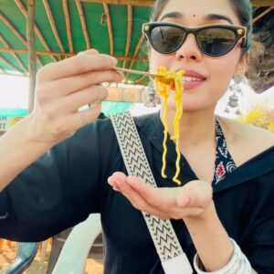 Eisha Singh Instagram - Happy New Year my cuties! ❤️

Here’s to good vibes, good people, lots of laughter, good food, and even better memories 😄… क्योंकि कितनी हसीन है ये दुनिया 💕
.
.
.
#EishaSingh #EishasTribe #2026