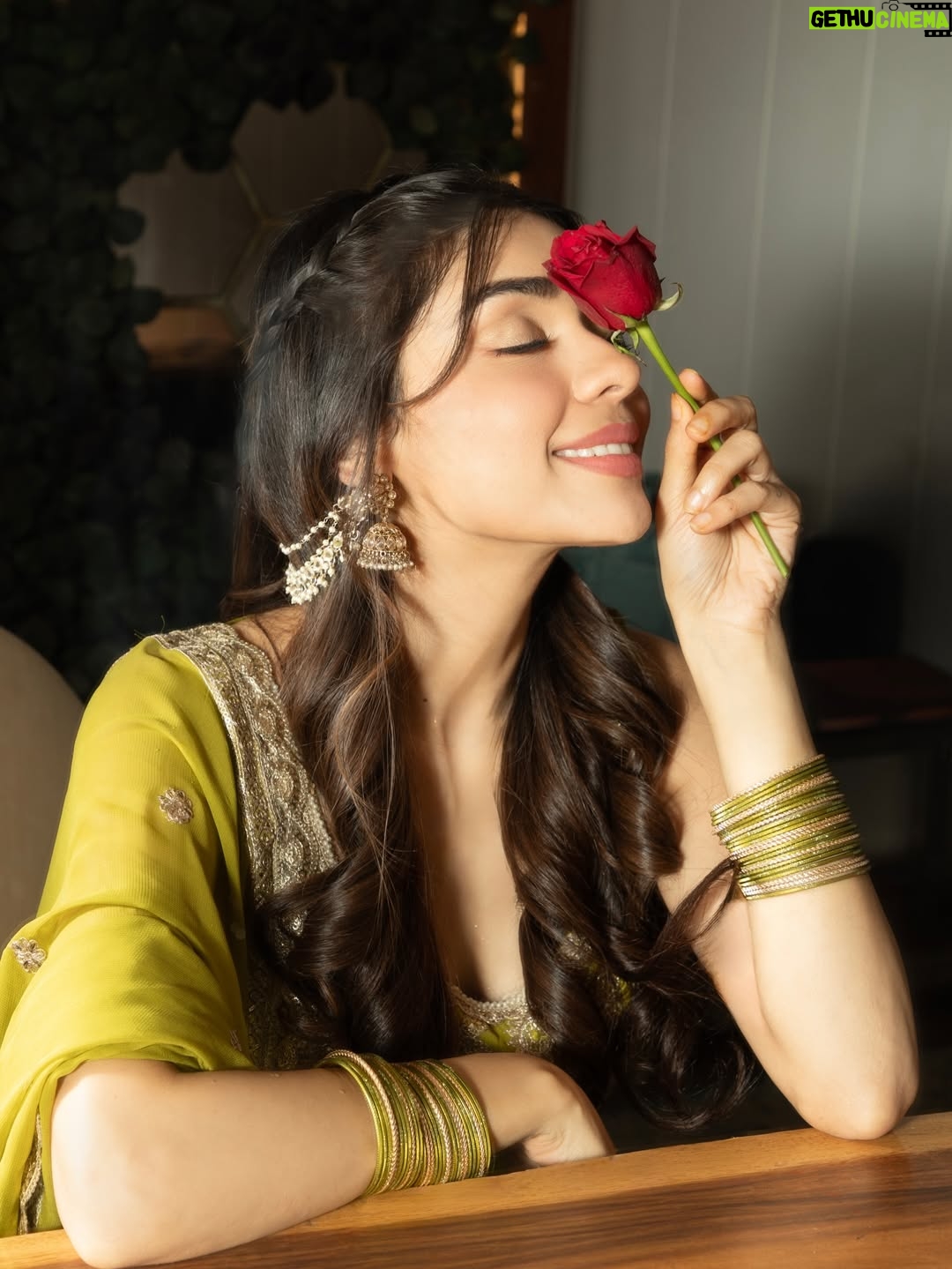 Eisha Singh - 316.8K Likes - दिवाने …. 🤍
.
.
.
#EishaSingh #EishasTribe