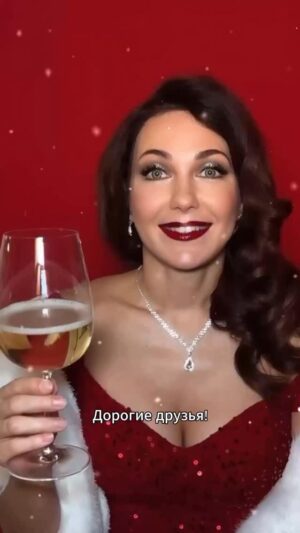 Ekaterina Klimova Instagram - С наступающим Новым годом, дорогие друзья! 🥂✨
Пусть он будет щедрым на радость, теплые встречи и хорошие новости!
Пусть рядом будут те, с кем по-настоящему тепло и спокойно!
И пусть в каждом дне будет место для любви, улыбок и веры в себя!
Спасибо, что вы со мной!
С любовью, Екатерина Климова ❤️