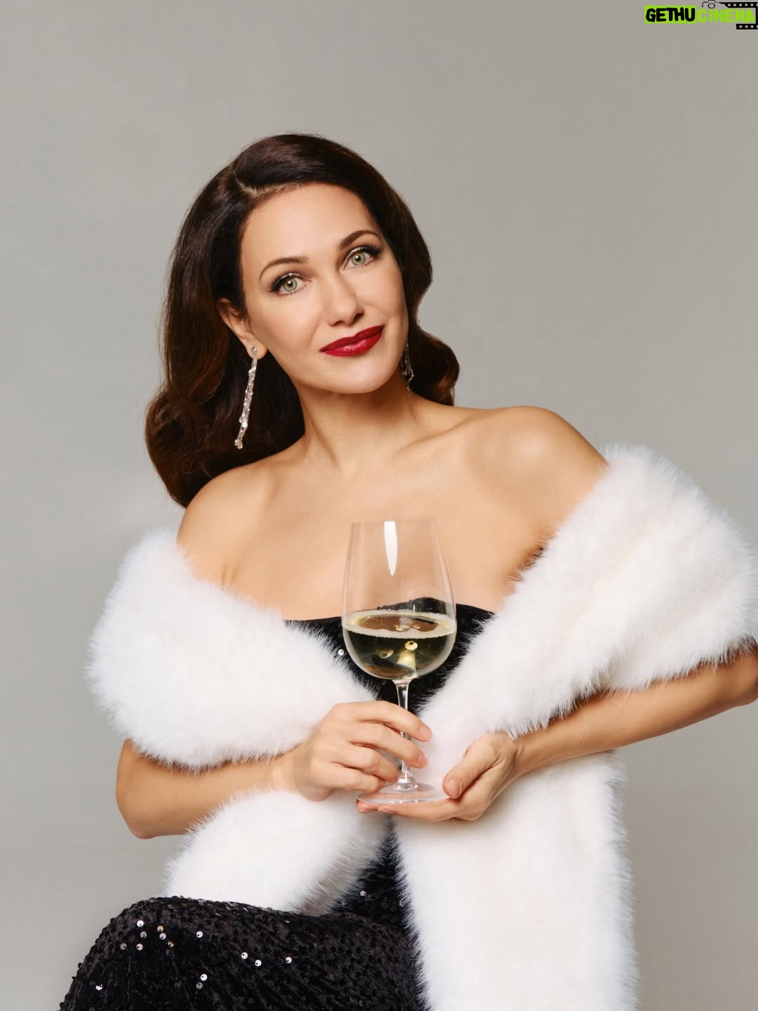 Ekaterina Klimova - 36.8K Likes - Говорят, что  надо в конце года подводить итоги. Попробую! В этом году случилось много интересного в моей жизни. Встречи и расставания. Победы и поражения. Новый опыт и открытия. Например я узнала, что мечтать вредно. И это не шутка. Да, и этот грех надо исповедовать. Сначала я не поняла и даже стала спорить, а потом как поняла))) Когда ты каждый день идешь к своей цели, маленькими шагами, через боль, пот, трудности одним словом, этот путь неминуемо приведет к победе. Но если ты тупо сидишь дома с пивом перед телевизором или бесконечно листаешь ленту в телефоне, но при этом мечтаешь похудеть, и о несметных сокровищах, то такое время провождения не приведет ни к чему хорошему! По этому не надо жалеть себя, это ложный путь! Как бы моему организму бесконечно не хотелось бы съесть чего то вкусного, я осознаю, что лучше чувствую себя именно когда присутствует легкое ощущение голода. А объевшись испытываешь тяжесть и дискомфорт. И еще одна светлая, но очень важная мысль, которая перевернула в моей голове все вверх дном! Все что делаешь нужно делать, не лучше других или правильнее. Имеет смысл только то, что делаешь от чистого сердца. Искренне и с душой. Всё в этом мире должно быть просто и по любви. Ничего никому не советую, просто делюсь своими мыслями. 🙏 Спасибо ВАМ, за любовь и мотивацию, за внимание и понимание. Оставляйте свои инсайты тут, а все ненужное в 2025 году. Впереди нас ждут новые открытия и достижения🙏❤️

ph/style: @kristinuvas 
muah: @anastasia_bordo
prouder: @yan_truntsev