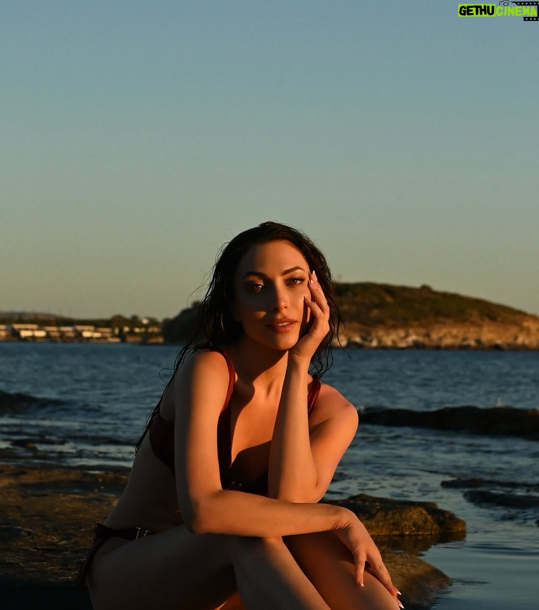Elena Pieridou - 5.2K Likes - Golden hour hits different in @calzedonia 🌅 

#calzedonia #gifted #sunset