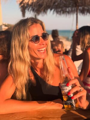 Elena Santarelli Instagram - 🍒🥗🍷🍉😎