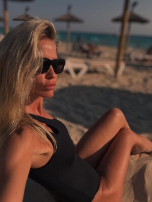 Elena Santarelli Instagram - 🍒🥗🍷🍉😎