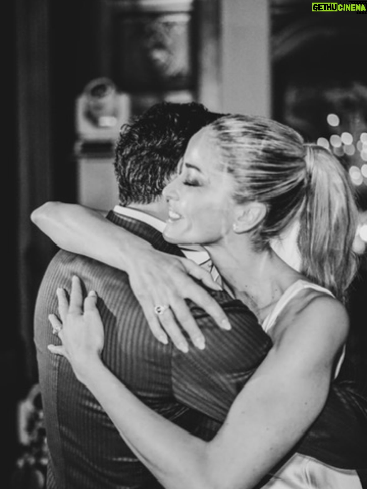 Elena Santarelli - 77.7K Likes - E va beh 😍🤍😍🤍 

Noi siamo ancora qua 🤍 eh già ….😘