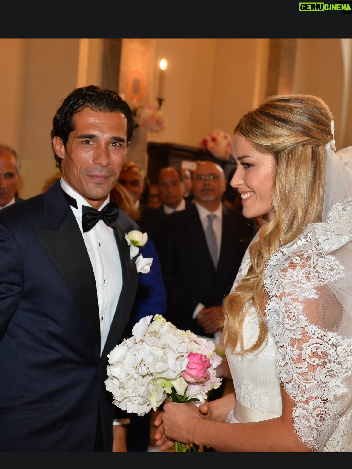Elena Santarelli - 77.7K Likes - E va beh 😍🤍😍🤍 

Noi siamo ancora qua 🤍 eh già ….😘