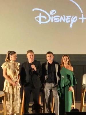 Eleonora Wexler Instagram - Presentación de #lahijadelfuego🔥🍫 
La venganza de la Bastarda 

A disfrutar de este culebrón que se las trae💣💯

Con mis compis @diecremonesi
@sangrejaponesa que lo dimos todo😂❤️
Con mi querido director @niscojorge
Siempre @elchuecosuar apostando a la ficción 🤗
La pueden ver por @disneyplusla

@holahulu
@kapowproductora 

El style es de @maggiemellas ✨️
 Monito divino @nantolin 
Bijou @fahomaba 

Me peino y maquillo @nanogmd 🌈💋
 Gracias @peloxpelo.arg