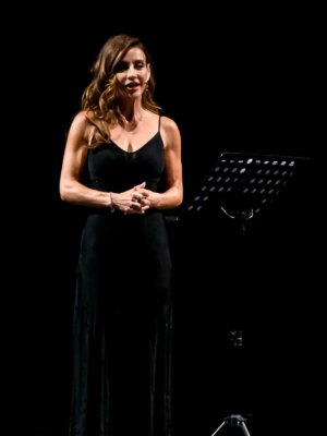 Eleonora Wexler Instagram - NOCHE DE GALA DE LA FUNDACION AMIGOS DEL TEATRO SAN MARTIN
 @elsanmartinctba 
Hermosa noche de encuentros♥️

Style @maggiemellas
Joyas @rubirubioficial
Sandalias @justaosadia 

Me maquillo y peino @nanogmd