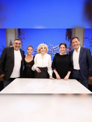 Eleonora Wexler Instagram - Mezasa @lanochedemirtha 
Gracias @mirthalegrand me encanta estar en tu programa✨️♥️
Noche de teatro
@seefeld.martin @moldavskyroberto @murielsanta.ana 

Equipo del amor

Style @maggiemellas
Vestido @sylvieburstin 
Zapatos @justaosadia 
Joyas @rubirubioficial 

Me maquillo y peino Nanito @nanogmd