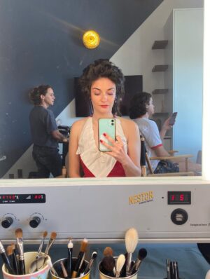 Éléonore Sarrazin Instagram - Quelques jolis moments de 2025 ✨
1 - Le temple de Delphe
2 - Hydra 💙
3 - 1er Selfi en 3 ans
4 - Equipe d’anniversaire au théâtre de l’Atelier
5 - Anniversaire après le théâtre de l’Atelier
6 - Tourner l’Été pendant une tempête 🥶
7 - Bientôt sur France 2 💎
8 - 🧜♂️
9 - Noir et blanc en couleur
10 - Noël sous la neige
11 - Théâtre d’Epidaure 💒
12 - Le sommet du mont Éros ❤️🔥
13 - Happy place
14 - Celebration de l’Amour
15 - Down by the riverside
16 - Papa au cap
17 - Ziiiiooon
18 - Tombeau de Clytemnestre 🎭
19 - Momo’s 30th 💗
20 - 01/01/25 🥂
Embrassez vous, trinquez, dansez, aimez !
Il ne reste que quelques heures de 2025 ✨🥂