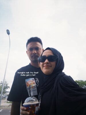 Elfira Loy Instagram - Alhamdulillah untuk tujuh musim yang telah berlalu.
Semoga langkah-langkah kita selalu cukup, meski sederhana,
untuk dua hati yang diam-diam saling tahu dan saling tumbuh. 🤍
papepun pickle for life , lessgaur partnerrr kwkwkwkwkwk.
