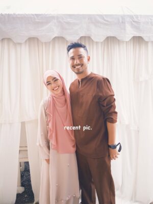 Elfira Loy Instagram - Alhamdulillah untuk tujuh musim yang telah berlalu.
Semoga langkah-langkah kita selalu cukup, meski sederhana,
untuk dua hati yang diam-diam saling tahu dan saling tumbuh. 🤍
papepun pickle for life , lessgaur partnerrr kwkwkwkwkwk.