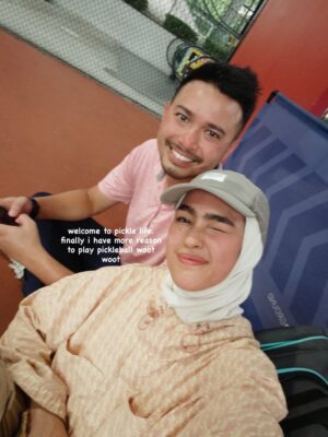 Elfira Loy Instagram - Alhamdulillah untuk tujuh musim yang telah berlalu.
Semoga langkah-langkah kita selalu cukup, meski sederhana,
untuk dua hati yang diam-diam saling tahu dan saling tumbuh. 🤍
papepun pickle for life , lessgaur partnerrr kwkwkwkwkwk.