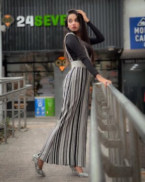Eli Elina Instagram - Comment your favourite song ✨🖤
..
…..
……….
………………..
📸. @its.mohan007
#elielina #explore #pose