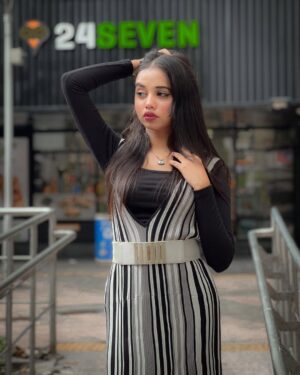 Eli Elina Instagram - Comment your favourite song ✨🖤
..
…..
……….
………………..
📸. @its.mohan007
#elielina #explore #pose