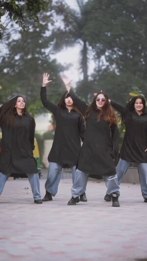 Eli Elina Instagram - SRK fan kon kon h😍🔥 @eli_allu
#reelitfeelit #explore #trending #elielina #treding #explorepage✨ #srk #dance