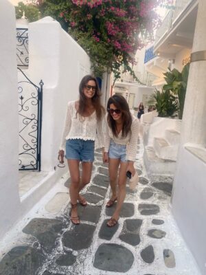 Elisa Bachir Bey Instagram - August recap ☀️ 🇬🇷 and 🇫🇷 Mes personnes préférées, la mer et le dessert que j’aimerais manger tous les jours 💋