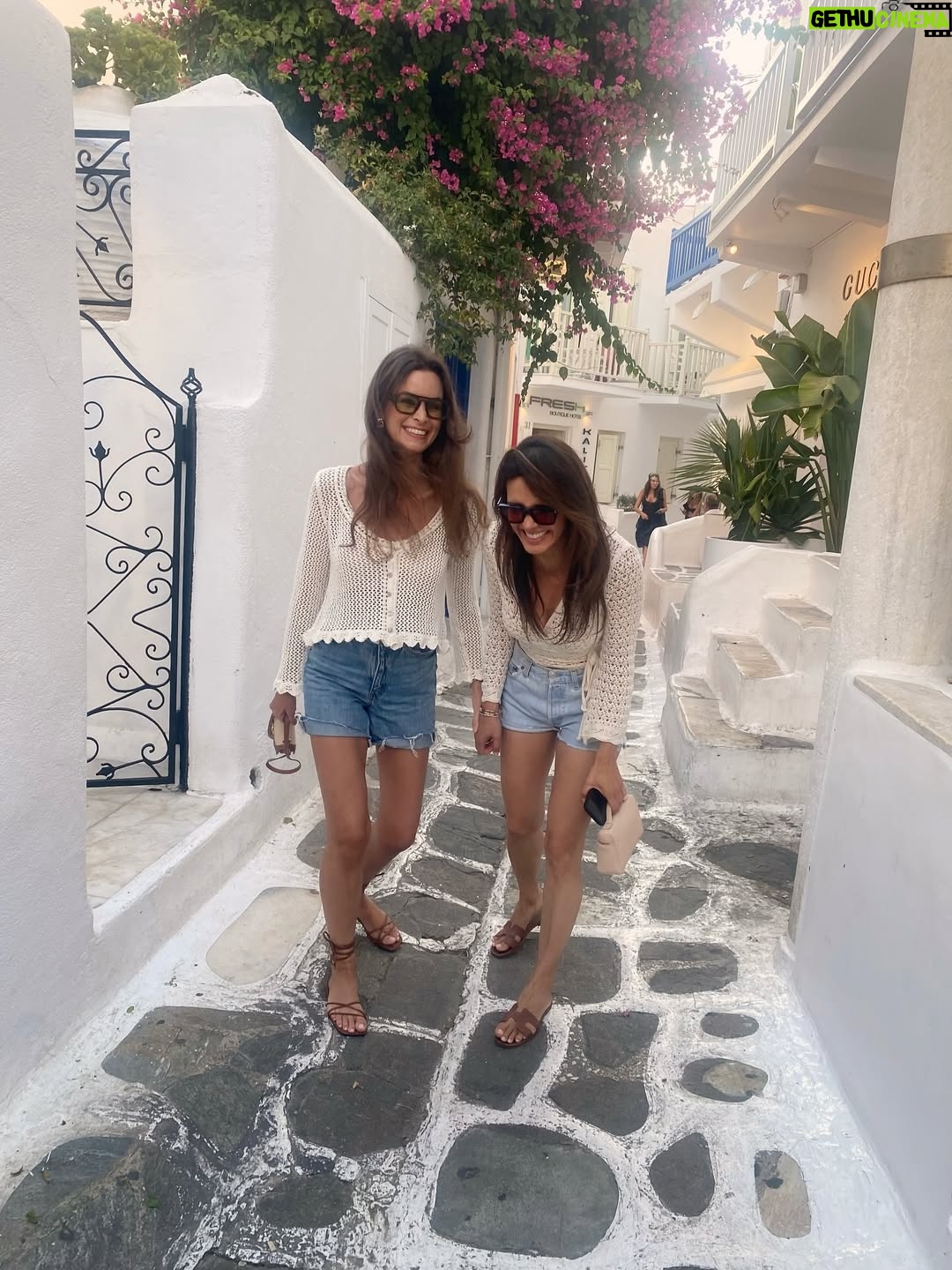 Elisa Bachir Bey - 697 Likes - August recap ☀️ 🇬🇷 and 🇫🇷 Mes personnes préférées, la mer et le dessert que j’aimerais manger tous les jours 💋