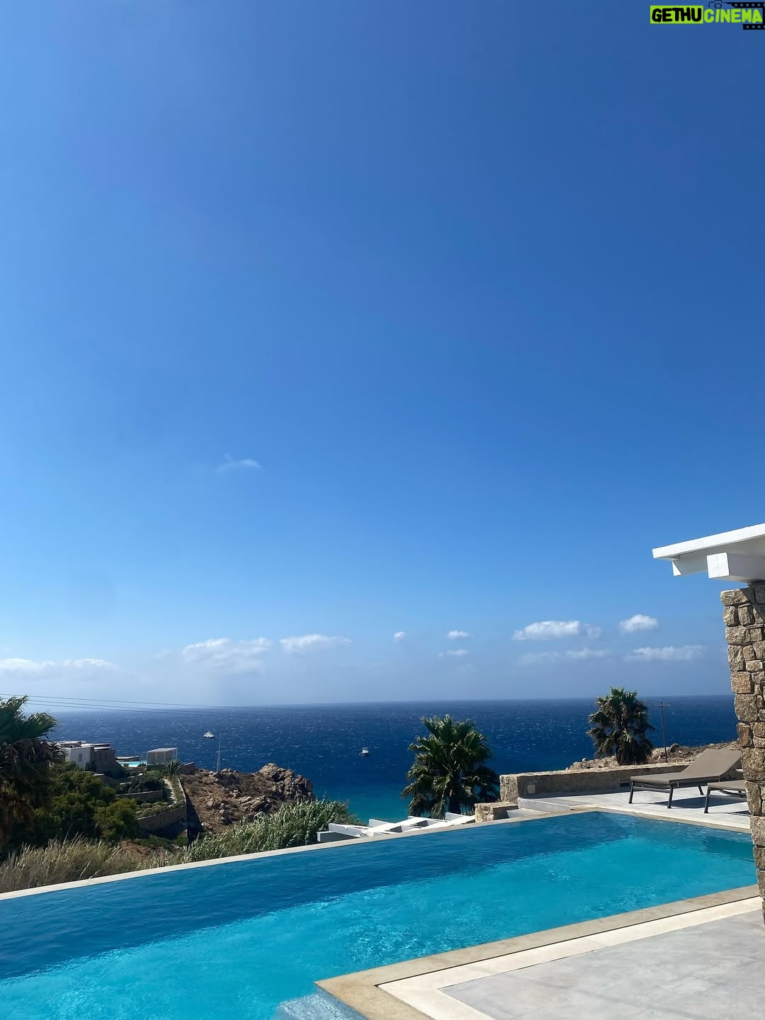 Elisa Bachir Bey - 697 Likes - August recap ☀️ 🇬🇷 and 🇫🇷 Mes personnes préférées, la mer et le dessert que j’aimerais manger tous les jours 💋