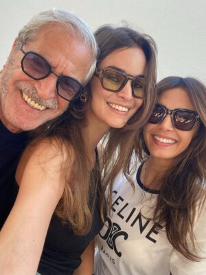 Elisa Bachir Bey Instagram - August recap ☀️ 🇬🇷 and 🇫🇷 Mes personnes préférées, la mer et le dessert que j’aimerais manger tous les jours 💋