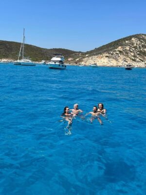 Elisa Bachir Bey Instagram - August recap ☀️ 🇬🇷 and 🇫🇷 Mes personnes préférées, la mer et le dessert que j’aimerais manger tous les jours 💋