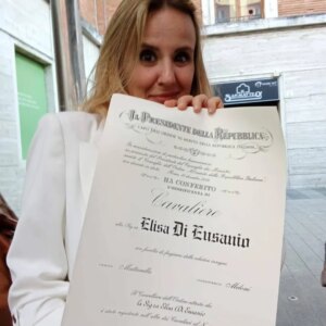 Elisa Di Eusanio Instagram - Uno dei regali più stupefacenti che mi ha fatto questo 2025 è stato ricevere la nomina di Cavaliere della Repubblica italiana per meriti artistici e sociali
Chi mi conosce bene sa quanto tutto questo possa essere vagamente stravagante per me 
Ad ogni modo è stata un' emozione grandissima 
Io non so perché abbia ricevuto questa nomina 
E ringrazierò sempre chi mi ha ritenuta meritevole di questo 
So solo che ogni giorno con tutte le mie storture, le contraddizioni e le ferite che mi porto dietro mi ricordo di scegliere da che parte stare e di non voltarmi davanti alla sofferenza umana e animale.
Sono in grado di cambiare le cose?
Assolutamente no
Ma vorrei non avere troppi rimpianti quando sarà il momento di abbandonare il campo 
Il mondo piange 
Scegliamo da che parte stare 
Auguri bella gente 
Auguri alle brave persone ✨✨✨