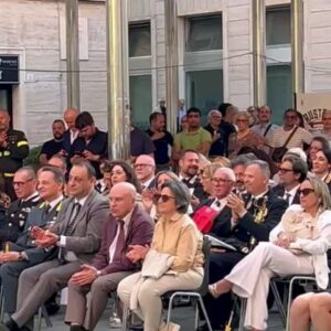 Elisa Di Eusanio Instagram - Uno dei regali più stupefacenti che mi ha fatto questo 2025 è stato ricevere la nomina di Cavaliere della Repubblica italiana per meriti artistici e sociali
Chi mi conosce bene sa quanto tutto questo possa essere vagamente stravagante per me 
Ad ogni modo è stata un' emozione grandissima 
Io non so perché abbia ricevuto questa nomina 
E ringrazierò sempre chi mi ha ritenuta meritevole di questo 
So solo che ogni giorno con tutte le mie storture, le contraddizioni e le ferite che mi porto dietro mi ricordo di scegliere da che parte stare e di non voltarmi davanti alla sofferenza umana e animale.
Sono in grado di cambiare le cose?
Assolutamente no
Ma vorrei non avere troppi rimpianti quando sarà il momento di abbandonare il campo 
Il mondo piange 
Scegliamo da che parte stare 
Auguri bella gente 
Auguri alle brave persone ✨✨✨