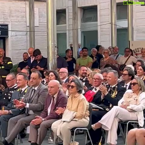 Elisa Di Eusanio - 2K Likes - Uno dei regali più stupefacenti che mi ha fatto questo 2025 è stato ricevere la nomina di Cavaliere della Repubblica italiana per meriti artistici e sociali
Chi mi conosce bene sa quanto tutto questo possa essere vagamente stravagante per me 
Ad ogni modo è stata un' emozione grandissima 
Io non so perché abbia ricevuto questa nomina 
E ringrazierò sempre chi mi ha ritenuta meritevole di questo 
So solo che ogni giorno con tutte le mie storture, le contraddizioni e le ferite che mi porto dietro mi ricordo di scegliere da che parte stare e di non voltarmi davanti alla sofferenza umana e animale.
Sono in grado di cambiare le cose?
Assolutamente no
Ma vorrei non avere troppi rimpianti quando sarà il momento di abbandonare il campo 
Il mondo piange 
Scegliamo da che parte stare 
Auguri bella gente 
Auguri alle brave persone ✨✨✨