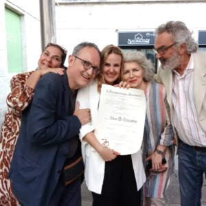 Elisa Di Eusanio Instagram - Uno dei regali più stupefacenti che mi ha fatto questo 2025 è stato ricevere la nomina di Cavaliere della Repubblica italiana per meriti artistici e sociali
Chi mi conosce bene sa quanto tutto questo possa essere vagamente stravagante per me 
Ad ogni modo è stata un' emozione grandissima 
Io non so perché abbia ricevuto questa nomina 
E ringrazierò sempre chi mi ha ritenuta meritevole di questo 
So solo che ogni giorno con tutte le mie storture, le contraddizioni e le ferite che mi porto dietro mi ricordo di scegliere da che parte stare e di non voltarmi davanti alla sofferenza umana e animale.
Sono in grado di cambiare le cose?
Assolutamente no
Ma vorrei non avere troppi rimpianti quando sarà il momento di abbandonare il campo 
Il mondo piange 
Scegliamo da che parte stare 
Auguri bella gente 
Auguri alle brave persone ✨✨✨