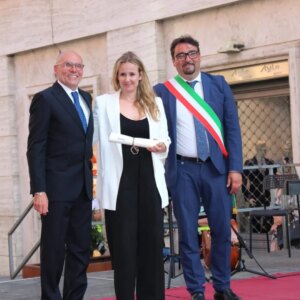 Elisa Di Eusanio Instagram - Uno dei regali più stupefacenti che mi ha fatto questo 2025 è stato ricevere la nomina di Cavaliere della Repubblica italiana per meriti artistici e sociali
Chi mi conosce bene sa quanto tutto questo possa essere vagamente stravagante per me 
Ad ogni modo è stata un' emozione grandissima 
Io non so perché abbia ricevuto questa nomina 
E ringrazierò sempre chi mi ha ritenuta meritevole di questo 
So solo che ogni giorno con tutte le mie storture, le contraddizioni e le ferite che mi porto dietro mi ricordo di scegliere da che parte stare e di non voltarmi davanti alla sofferenza umana e animale.
Sono in grado di cambiare le cose?
Assolutamente no
Ma vorrei non avere troppi rimpianti quando sarà il momento di abbandonare il campo 
Il mondo piange 
Scegliamo da che parte stare 
Auguri bella gente 
Auguri alle brave persone ✨✨✨