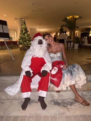 Elisabetta Gregoraci Instagram - • La magia del vero Natale si nasconde negli abbracci, nei sorrisi delle persone che ami, nei piccoli gesti e nel ricordo di chi è sempre con noi. Buona Vigilia di cuore da noi! ♥️🎄