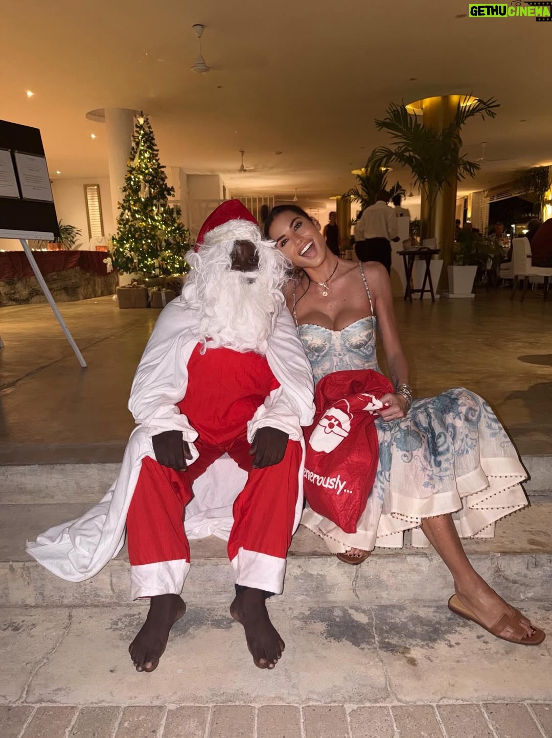 Elisabetta Gregoraci - 78.3K Likes - • La magia del vero Natale si nasconde negli abbracci, nei sorrisi delle persone che ami, nei piccoli gesti e nel ricordo di chi è sempre con noi. Buona Vigilia di cuore da noi! ♥️🎄