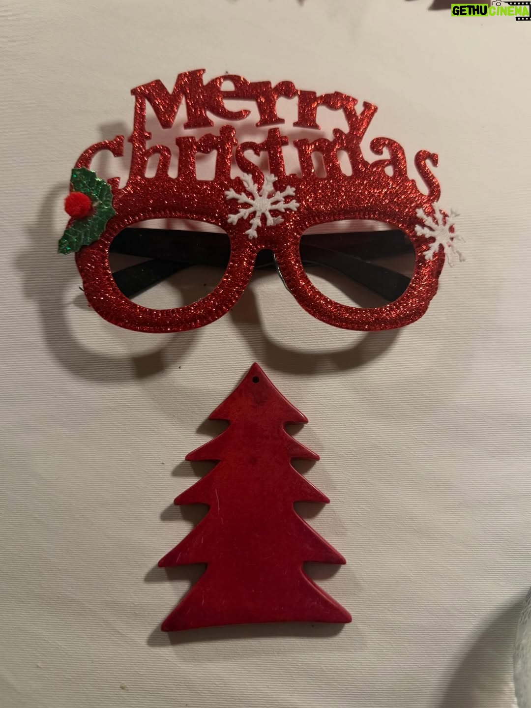 Elisabetta Gregoraci - 78.3K Likes - • La magia del vero Natale si nasconde negli abbracci, nei sorrisi delle persone che ami, nei piccoli gesti e nel ricordo di chi è sempre con noi. Buona Vigilia di cuore da noi! ♥️🎄