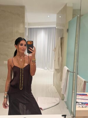 Elisabetta Gregoraci Instagram - • La magia del vero Natale si nasconde negli abbracci, nei sorrisi delle persone che ami, nei piccoli gesti e nel ricordo di chi è sempre con noi. Buona Vigilia di cuore da noi! ♥️🎄