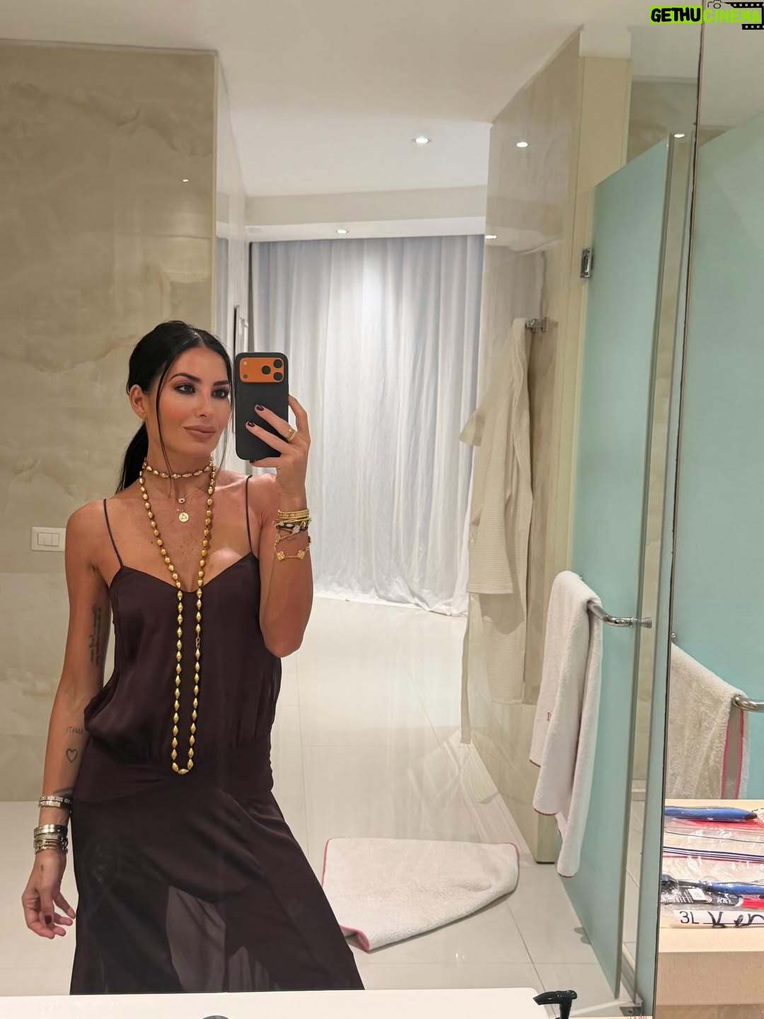 Elisabetta Gregoraci - 78.3K Likes - • La magia del vero Natale si nasconde negli abbracci, nei sorrisi delle persone che ami, nei piccoli gesti e nel ricordo di chi è sempre con noi. Buona Vigilia di cuore da noi! ♥️🎄