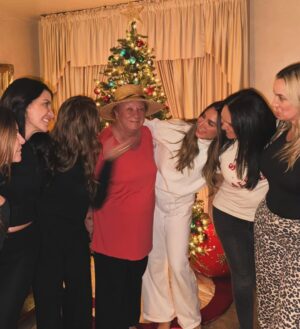 Elizabeth Gutiérrez Instagram - Batteries recharged ❤️ love u all forever
#homesweethome #family #sixpackplusone