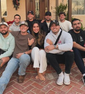 Elizabeth Gutiérrez Instagram - Batteries recharged ❤️ love u all forever
#homesweethome #family #sixpackplusone