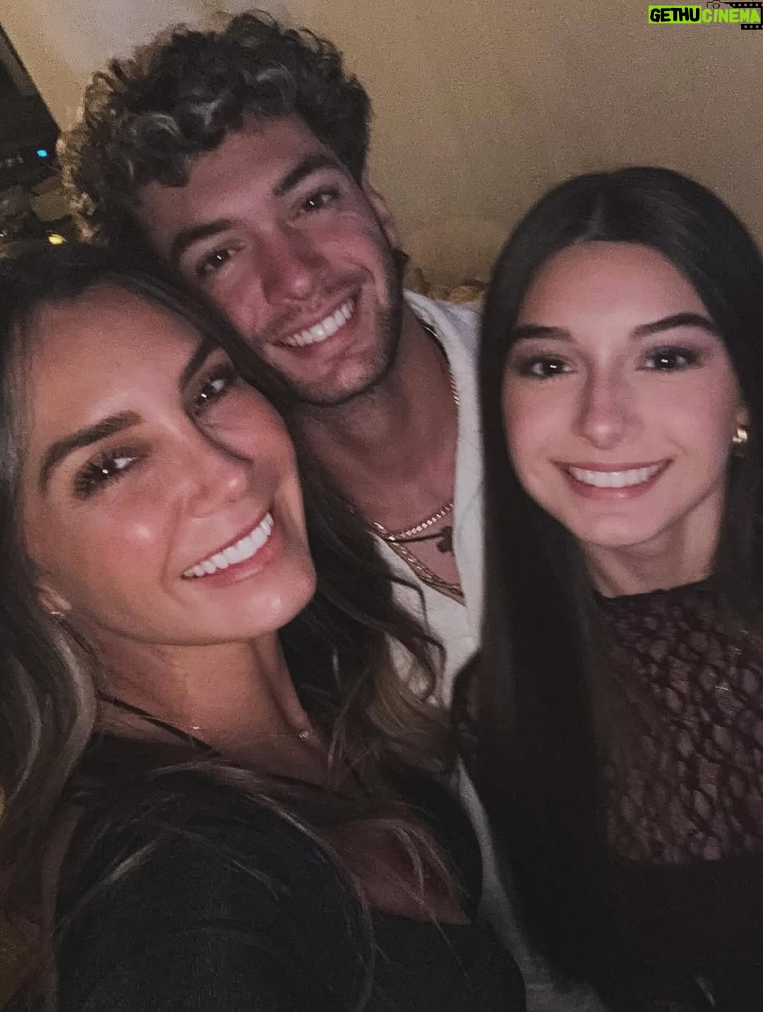 Elizabeth Gutiérrez - 256K Likes - AMORES DE MIS VIDAASSSSSSSS ❤️
@christopherlevy @kaileylevy19 

HAPPY THANKSGIVING 🙏🏻💫